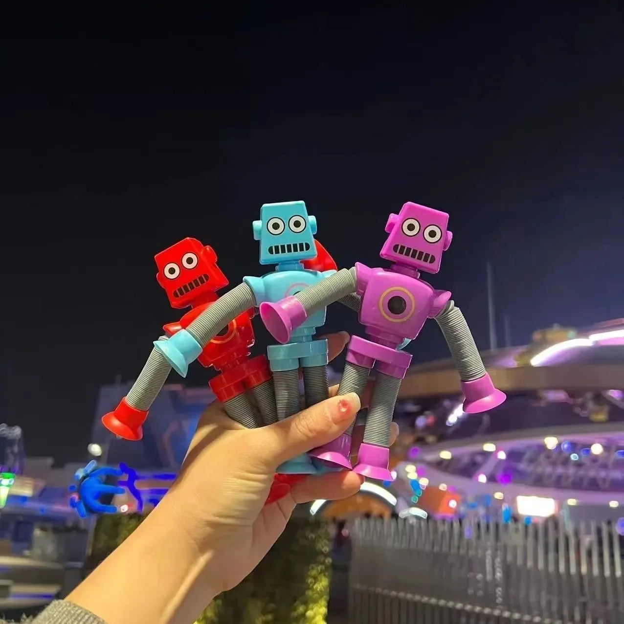 Kit com 4x Mini Robôs Marvin com Luzes e Ventosas que esticam